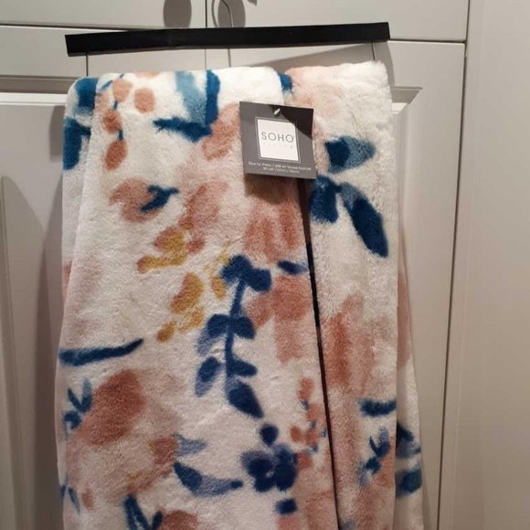 SOHO LIVING FAUX FUR THROW, 50" X 60"......BRAND NEW! - Picture 1 of 1